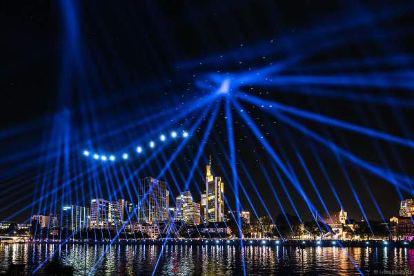 Drohnen- und Lichtshow STERNENBILDER – EINE SYMPHONIE FÜR DIE FRANKFURTER ALTSTADT 2018 vor der Skyline