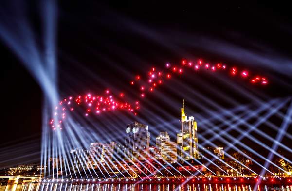 Der Adler - Eintracht Frankfurt gewinnt den DFB-Pokal 2018 - bei der Drohnen- und Lichtshow STERNENBILDER – EINE SYMPHONIE FÜR DIE FRANKFURTER ALTSTADT 2018 vor der Skyline