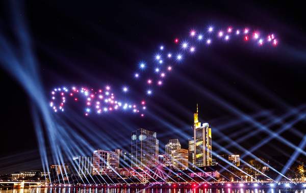 Der Frankfurter Adler bei der Drohnen- und Lichtshow STERNENBILDER – EINE SYMPHONIE FÜR DIE FRANKFURTER ALTSTADT 2018