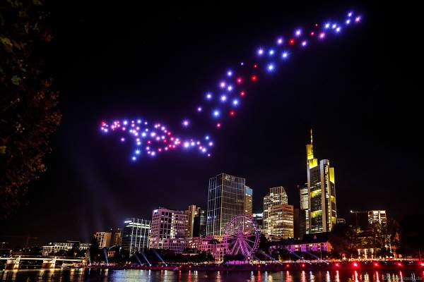 Der Frankfurter Adler bei der Drohnen- und Lichtshow STERNENBILDER – EINE SYMPHONIE FÜR DIE FRANKFURTER ALTSTADT 2018 vor der Skyline