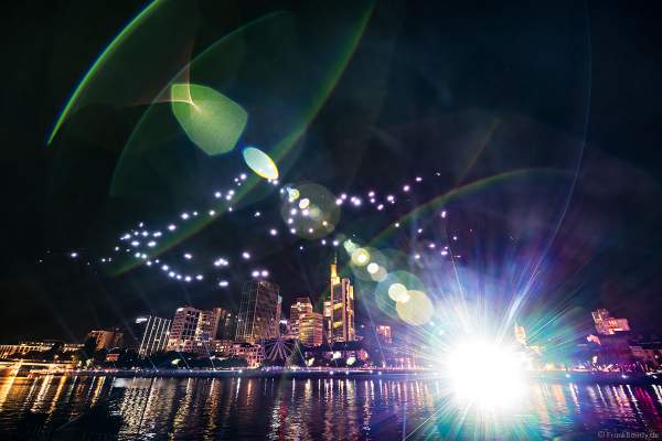 Drohnen- und Lichtshow STERNENBILDER – EINE SYMPHONIE FÜR DIE FRANKFURTER ALTSTADT 2018 vor der Skyline