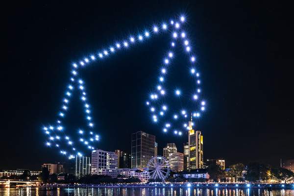 Die Waage der Justitiafigur des Gerechtigkeitsbrunnen auf dem Römerberg - Drohnen- und Lichtshow STERNENBILDER – EINE SYMPHONIE FÜR DIE FRANKFURTER ALTSTADT 2018 vor der Skyline