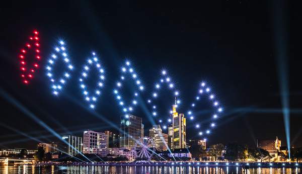 Die Rauten stehen für die Menschen aus über 180 Nationen die in Frankfurt zu Hause sind - Drohnen- und Lichtshow STERNENBILDER – EINE SYMPHONIE FÜR DIE FRANKFURTER ALTSTADT 2018