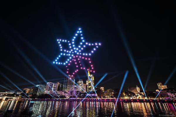 Die Rauten stehen für die Menschen aus über 180 Nationen die in Frankfurt zu Hause sind - Drohnen- und Lichtshow STERNENBILDER – EINE SYMPHONIE FÜR DIE FRANKFURTER ALTSTADT 2018