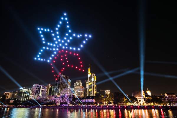Die Rauten stehen für die Menschen aus über 180 Nationen die in Frankfurt zu Hause sind - Drohnen- und Lichtshow STERNENBILDER – EINE SYMPHONIE FÜR DIE FRANKFURTER ALTSTADT 2018