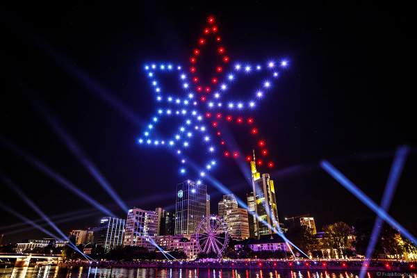 Die Rauten stehen für die Menschen aus über 180 Nationen die in Frankfurt zu Hause sind - Drohnen- und Lichtshow STERNENBILDER – EINE SYMPHONIE FÜR DIE FRANKFURTER ALTSTADT 2018