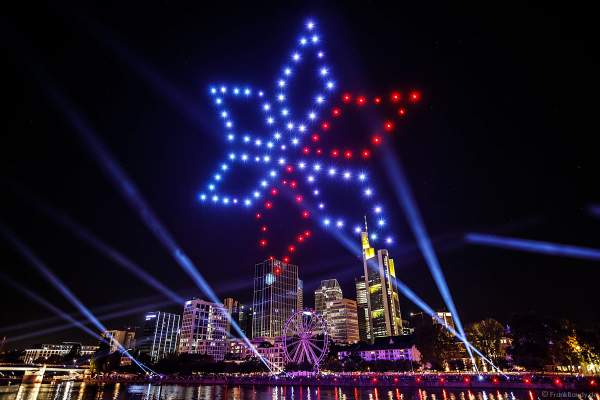 Die Rauten stehen für die Menschen aus über 180 Nationen die in Frankfurt zu Hause sind - Drohnen- und Lichtshow STERNENBILDER – EINE SYMPHONIE FÜR DIE FRANKFURTER ALTSTADT 2018