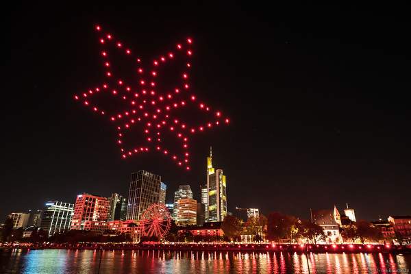 Die Rauten stehen für die Menschen aus über 180 Nationen die in Frankfurt zu Hause sind - Drohnen- und Lichtshow STERNENBILDER – EINE SYMPHONIE FÜR DIE FRANKFURTER ALTSTADT 2018
