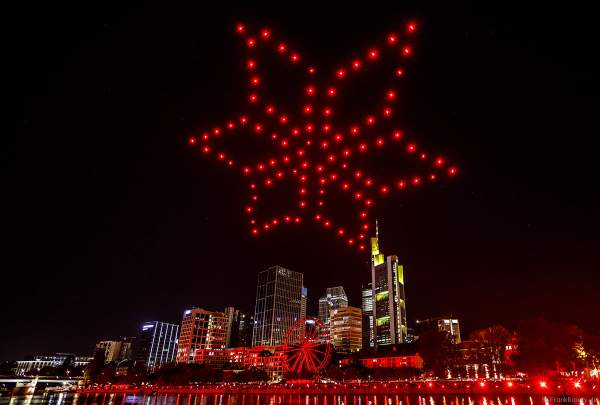 Die Rauten stehen für die Menschen aus über 180 Nationen die in Frankfurt zu Hause sind - Drohnen- und Lichtshow STERNENBILDER – EINE SYMPHONIE FÜR DIE FRANKFURTER ALTSTADT 2018