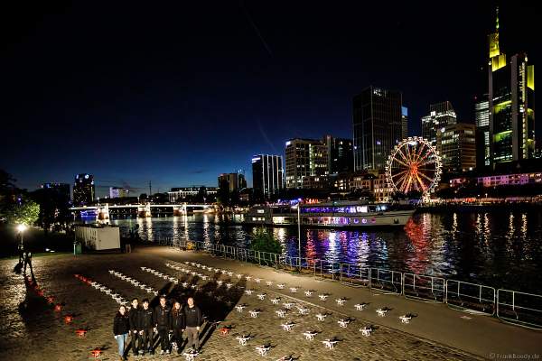 Das Drohnenteam von SKYMAGIC bei der großen Drohnen- und Lichtshow STERNENBILDER – EINE SYMPHONIE FÜR DIE FRANKFURTER ALTSTADT 2018