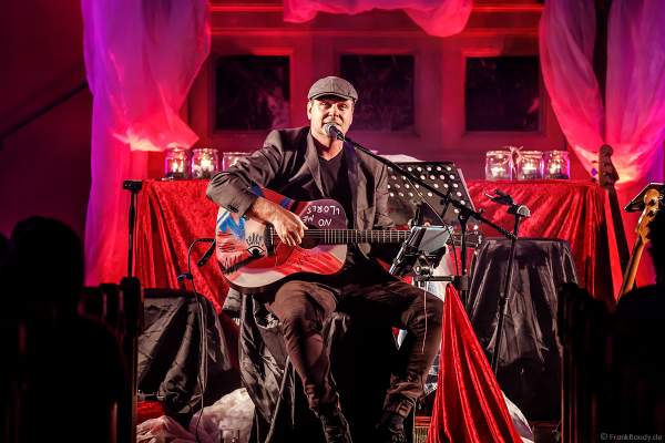 Konzert CHURCH IN COLORS mit Oliver Dums in der beleuchteten Prot. Kirche Böhl am 28. Oktober 2018