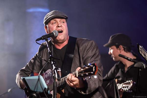 Sänger Oliver Dums mit CHURCH IN COLORS in der Prot. Kirche Böhl am 28. Oktober 2018