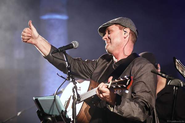 Sänger Oliver Dums mit CHURCH IN COLORS in der Prot. Kirche Böhl am 28. Oktober 2018