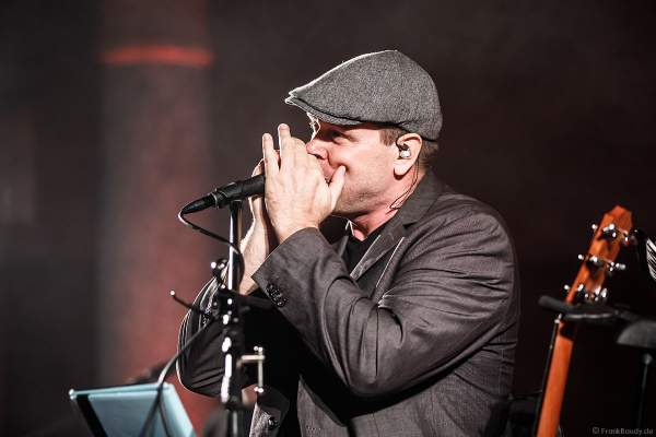 Sänger Oliver Dums mit CHURCH IN COLORS in der Prot. Kirche Böhl am 28. Oktober 2018