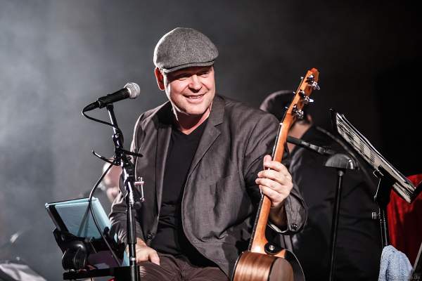 Sänger Oliver Dums mit CHURCH IN COLORS in der Prot. Kirche Böhl am 28. Oktober 2018