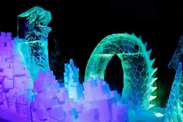 Ein Drachen aus Eis bei der Eisskulpturen Ausstellung RULANTICA aus EIS – Snorris funkelnde Wasserwelt im Europa-Park zur Wintersaison 2018/2019
