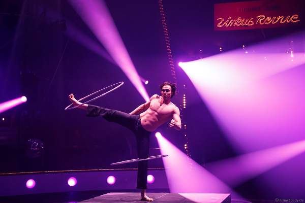 Herr der Ringe Anton Monastyrsky mit Hula-Hoop-Reifen im Europa-Park zur Wintersaison 2018/2019