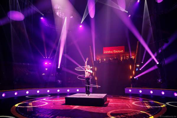 Herr der Ringe Anton Monastyrsky mit Hula-Hoop-Reifen im Europa-Park zur Wintersaison 2018/2019