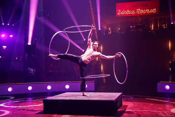 Herr der Ringe Anton Monastyrsky mit Hula-Hoop-Reifen im Europa-Park zur Wintersaison 2018/2019