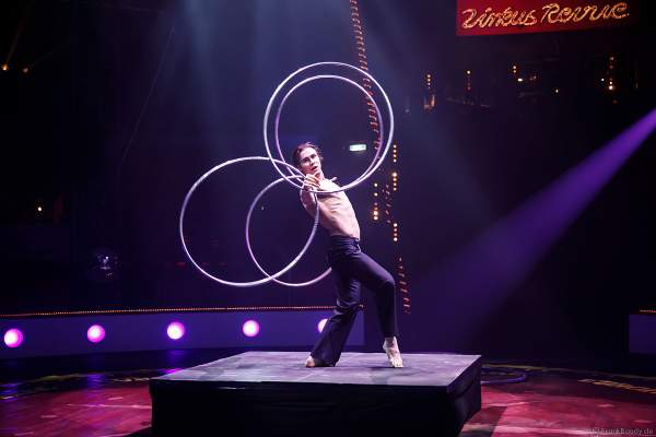 Herr der Ringe Anton Monastyrsky mit Hula-Hoop-Reifen im Europa-Park zur Wintersaison 2018/2019