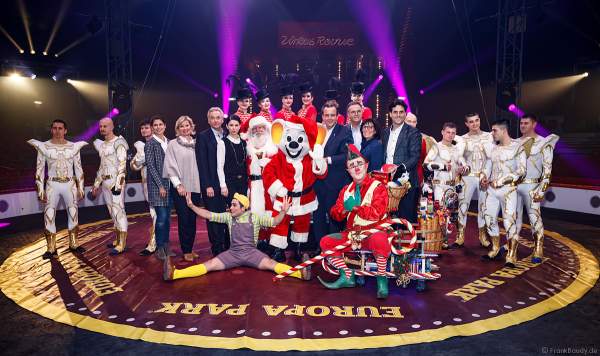 Gruppenfoto der Inhaberfamilie Mack mit Künstlern und dem Showballett bei der Zirkus Revue im Europa-Park zur Wintersaison 2018/2019