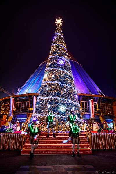 Ein riesiger und wunderschön geschmückter Tannenbaum leuchtet im Europa-Park in der Wintersaison 2018/2019