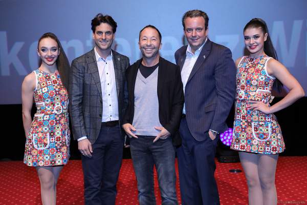 DJ BoBo (Mitte) freut sich zusammen mit Thomas und Michael Mack auf die Weltpremiere von "KaleidoLuna" in der Europa-Park Arena