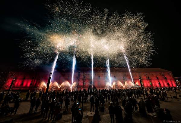 Feuerwerk zur Einweihung am Paradeplatz in Germersheim beim neuen Einkaufszentrum Fachmarktzentrum Stadtkaserne