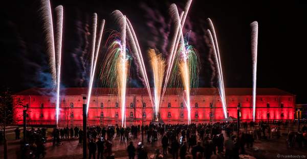 Feuerwerk zur Einweihung am Paradeplatz in Germersheim beim neuen Einkaufszentrum Fachmarktzentrum Stadtkaserne