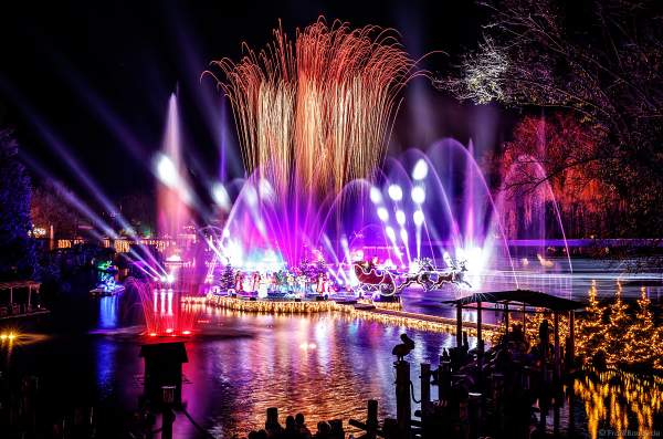 Weihnachtliche Wassershow ED UND EDDAS WINTERZAUBER mit finalem Feuerwerk auf dem See im Europa-Park 2018