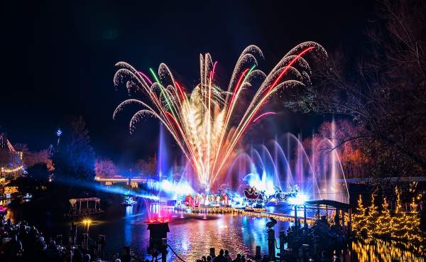 Weihnachtliche Wassershow ED UND EDDAS WINTERZAUBER mit finalem Feuerwerk auf dem See im Europa-Park 2018
