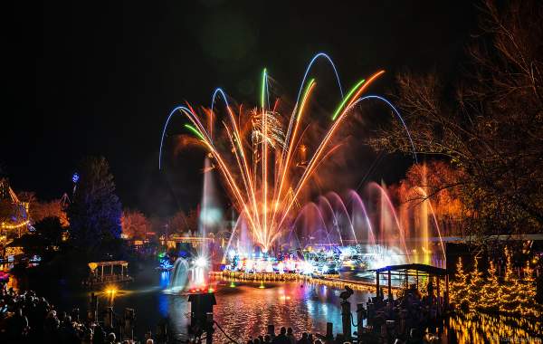 Weihnachtliche Wassershow ED UND EDDAS WINTERZAUBER mit finalem Feuerwerk auf dem See im Europa-Park 2018