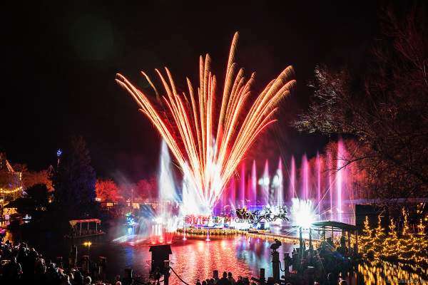 Weihnachtliche Wassershow ED UND EDDAS WINTERZAUBER mit finalem Feuerwerk auf dem See im Europa-Park 2018