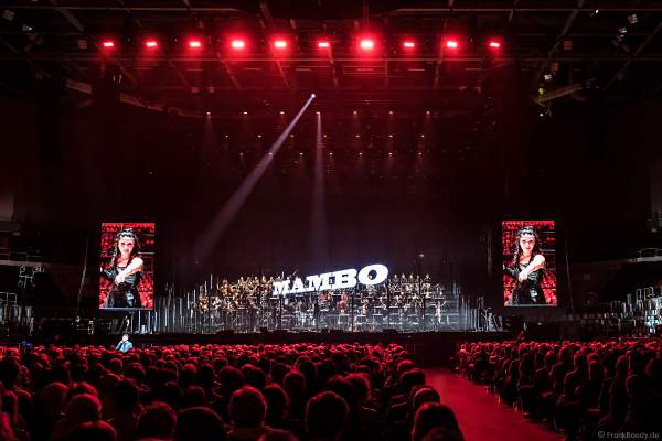 Dirigentin Alexandra Arrieche und das Antwerp Philharmonic Orchestra bei Night of the Proms 2018 in der SAP Arena Mannheim