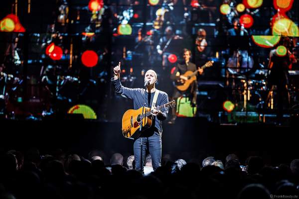 Der belgische Singer-Songwriter Milow und Klassiksolist Petrit Ceku bei Night of the Proms 2018 in der SAP Arena Mannheim