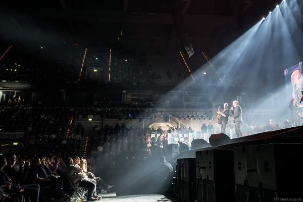Der belgische Singer-Songwriter Milow und John Miles bei Night of the Proms 2018 in der SAP Arena Mannheim