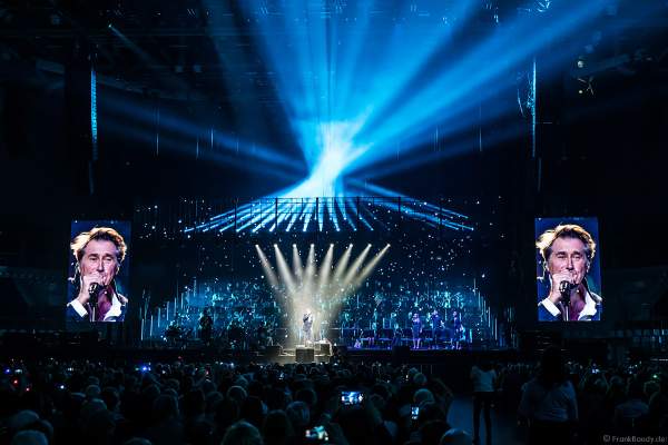 Bryan Ferry von der ehem. Gruppe Roxy Music bei Night of the Proms 2018 in der SAP Arena Mannheim