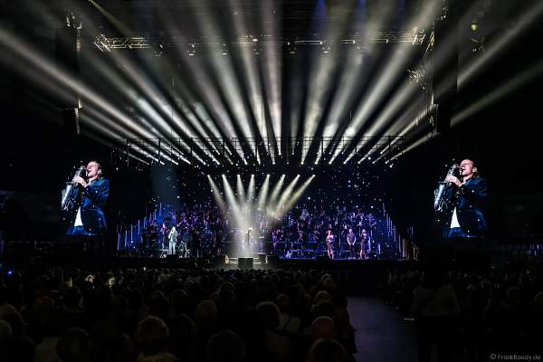 Bryan Ferry von der ehem. Gruppe Roxy Music bei Night of the Proms 2018 in der SAP Arena Mannheim