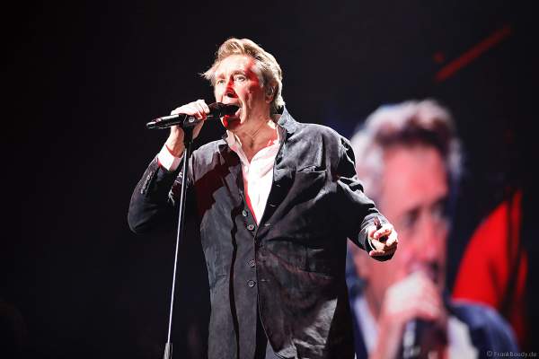 Bryan Ferry von der ehem. Gruppe Roxy Music bei Night of the Proms 2018 in der SAP Arena Mannheim