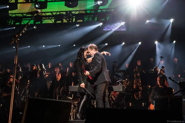 Dirigentin Alexandra Arrieche und John Miles bei Night of the Proms 2018 in der SAP Arena Mannheim