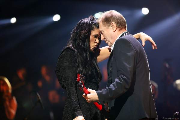 Dirigentin Alexandra Arrieche und John Miles bei Night of the Proms 2018 in der SAP Arena Mannheim