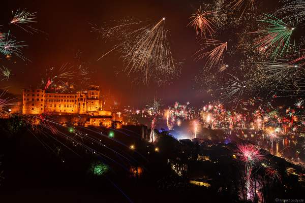 Feuerwerk in Heidelberg zu Silvester/Neujahr 2018-2019 mit Blick auf das Schloss, die Altstadt und den Neckar mit der Alten Brücke