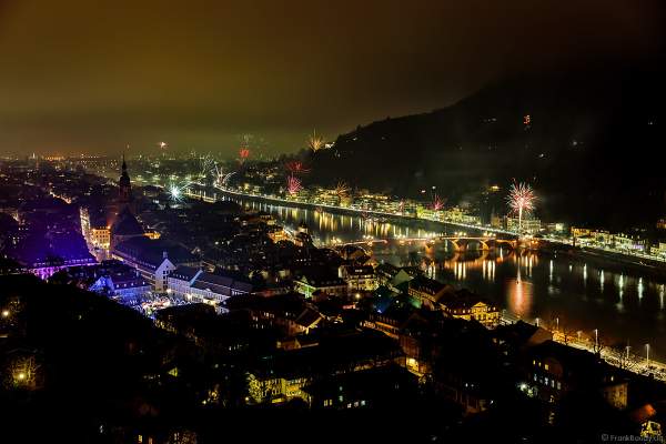 Feuerwerk in Heidelberg zu Silvester/Neujahr 2018-2019 mit Blick auf das Schloss, die Altstadt und den Neckar mit der Alten Brücke