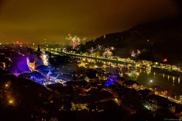 Feuerwerk in Heidelberg zu Silvester/Neujahr 2018-2019 mit Blick auf das Schloss, die Altstadt und den Neckar mit der Alten Brücke