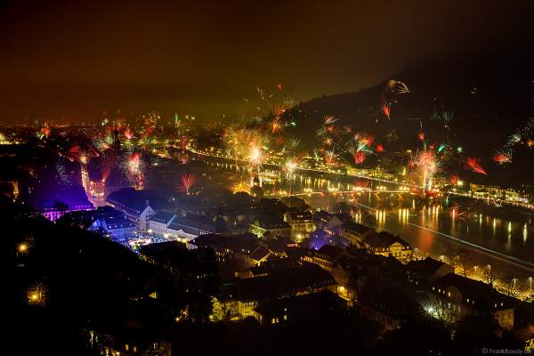 Feuerwerk in Heidelberg zu Silvester/Neujahr 2018-2019 mit Blick auf das Schloss, die Altstadt und den Neckar mit der Alten Brücke