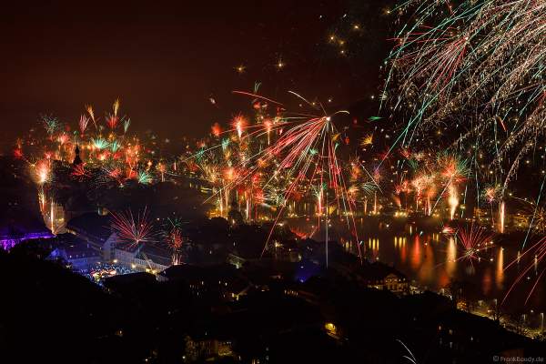 Feuerwerk in Heidelberg zu Silvester/Neujahr 2018-2019 mit Blick auf das Schloss, die Altstadt und den Neckar mit der Alten Brücke