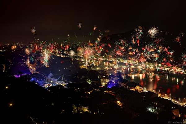 Feuerwerk in Heidelberg zu Silvester/Neujahr 2018-2019 mit Blick auf das Schloss, die Altstadt und den Neckar mit der Alten Brücke