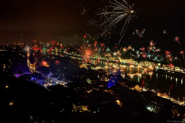 Feuerwerk in Heidelberg zu Silvester/Neujahr 2018-2019 mit Blick auf das Schloss, die Altstadt und den Neckar mit der Alten Brücke