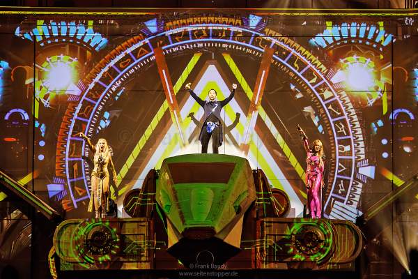 Nancy Baumann, DJ BoBo und Sängerin Kate Matl bei der Weltpremiere der Show KaleidoLuna in der Europa-Park Arena Rust