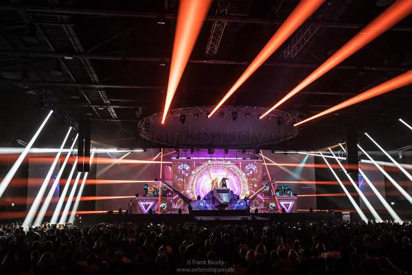 René Peter Baumann alias DJ BoBo und Ehefrau Nancy Baumann bei der Weltpremiere der Show KaleidoLuna in der Europa-Park Arena Rust